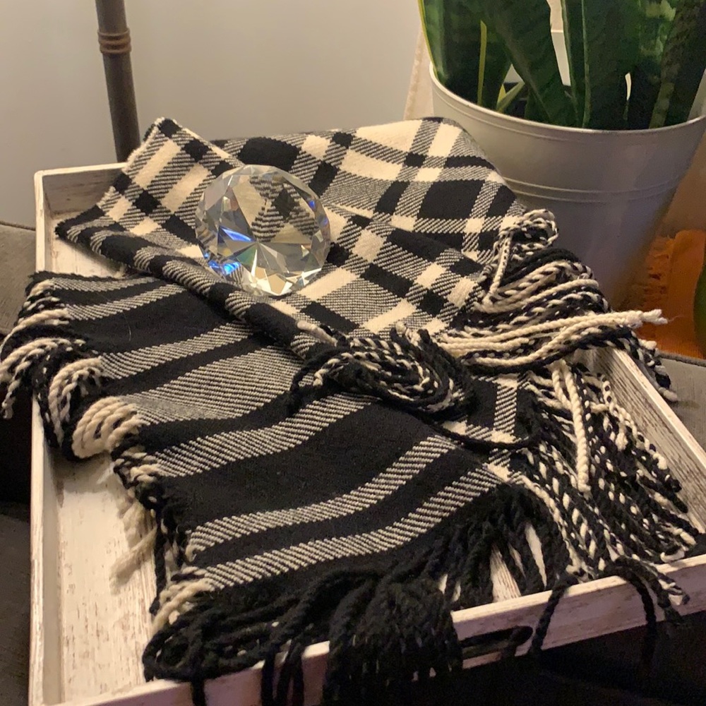 Black and white banana republic scarf